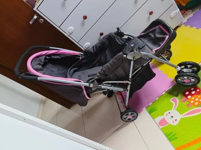 Carrinho de Bebê Cosco Rosa e Cinza + Colchonete Dupla Face 100% Algodão - Foto 5