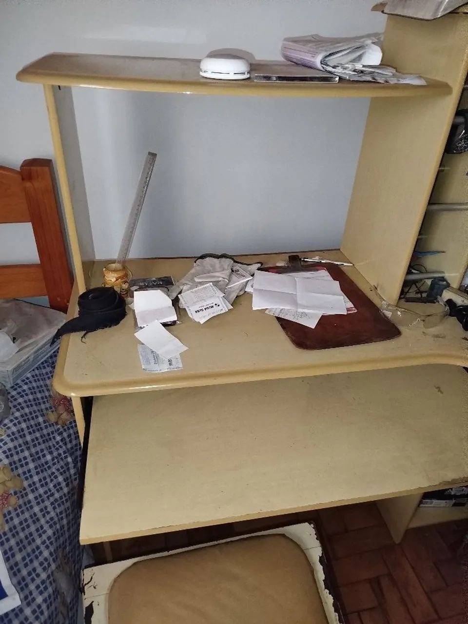 Linda escrivaninha de escritório na cor cereja amadeirada. Design elegante e funcional