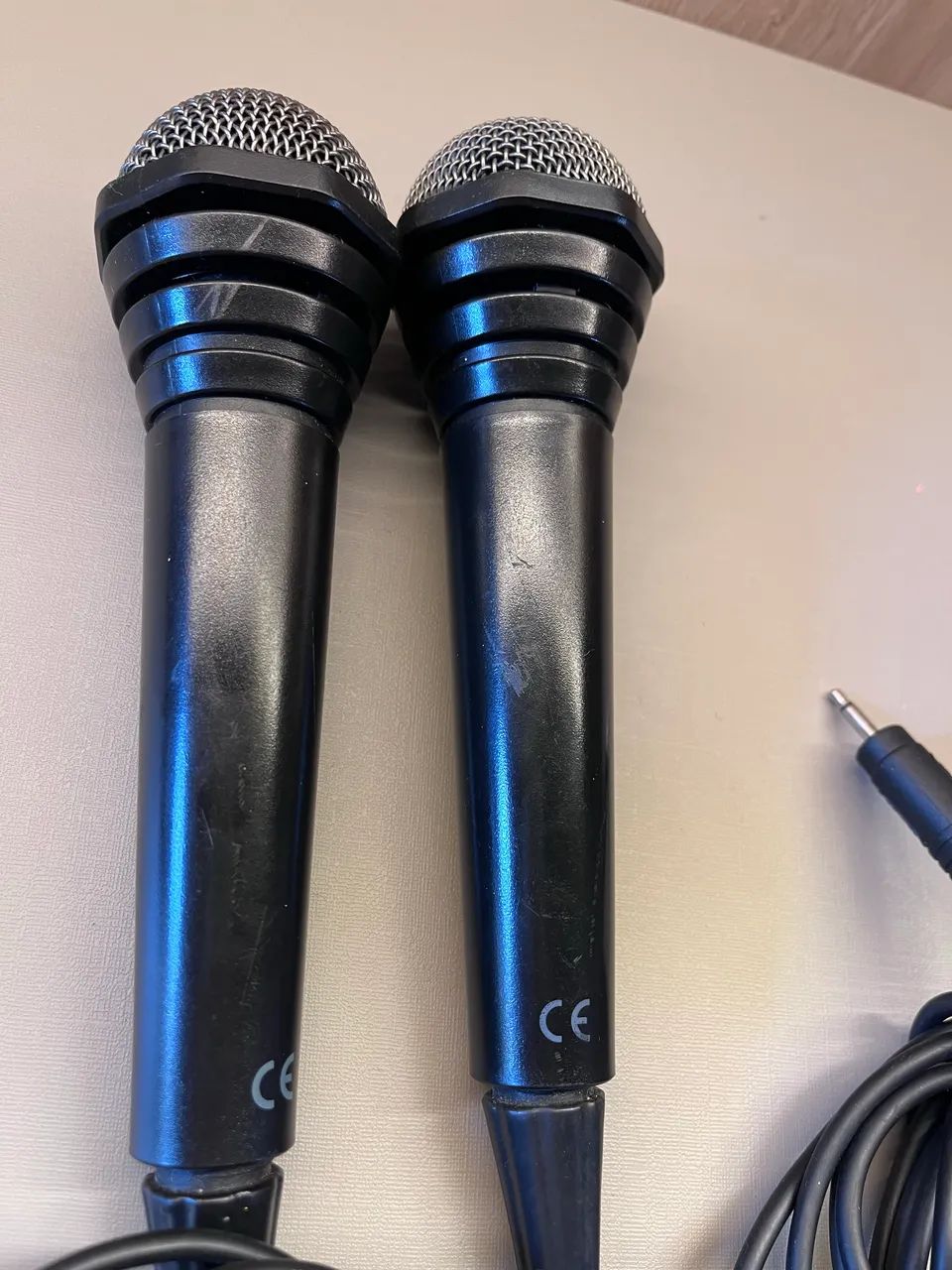 kit com 2 microfones philips sbcmd110 com fio p10 em perfeito estado - Foto 4