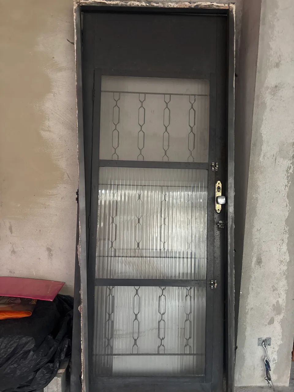 Porta de aço com vidro cinza.  - Foto 4