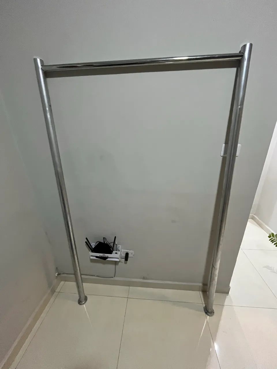 Arara de chão para loja de roupas