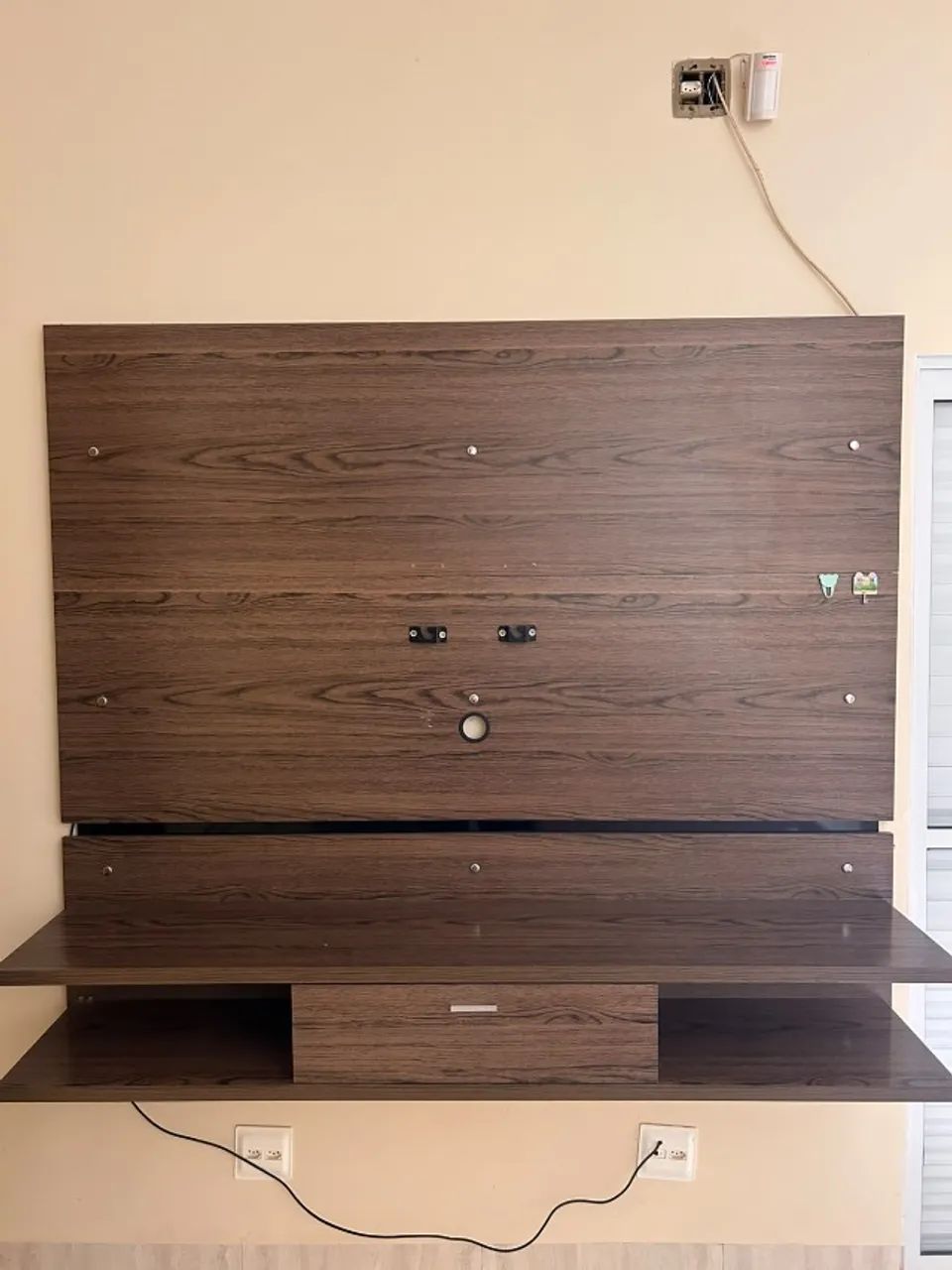 Home suspenso com rack embutido