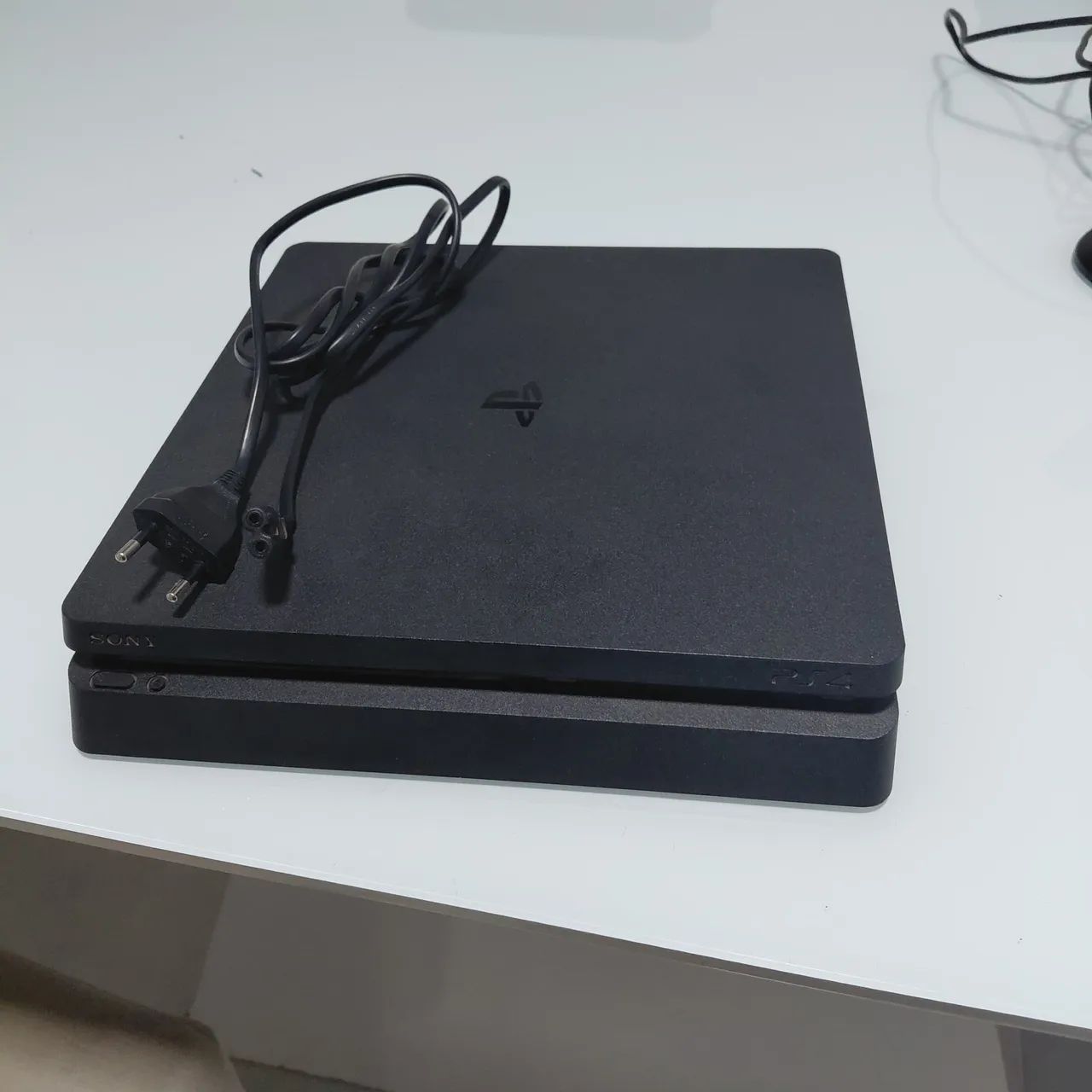 Vendo PS4 slim com dois controles, câmera e base de carregamento  - Foto 3