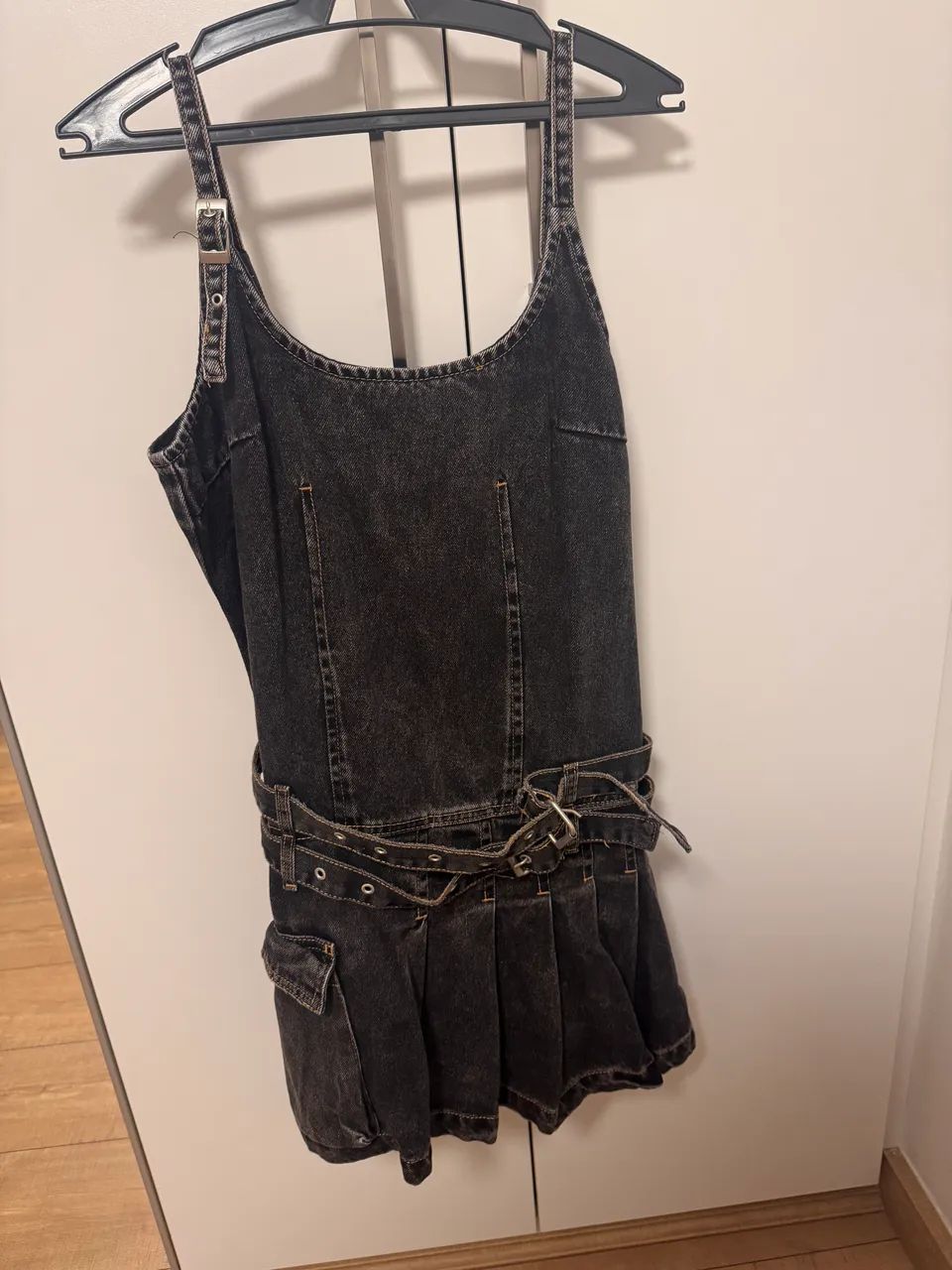VESTIDO CURTO EM JEANS COM PREGAS E CINTO - Foto 3