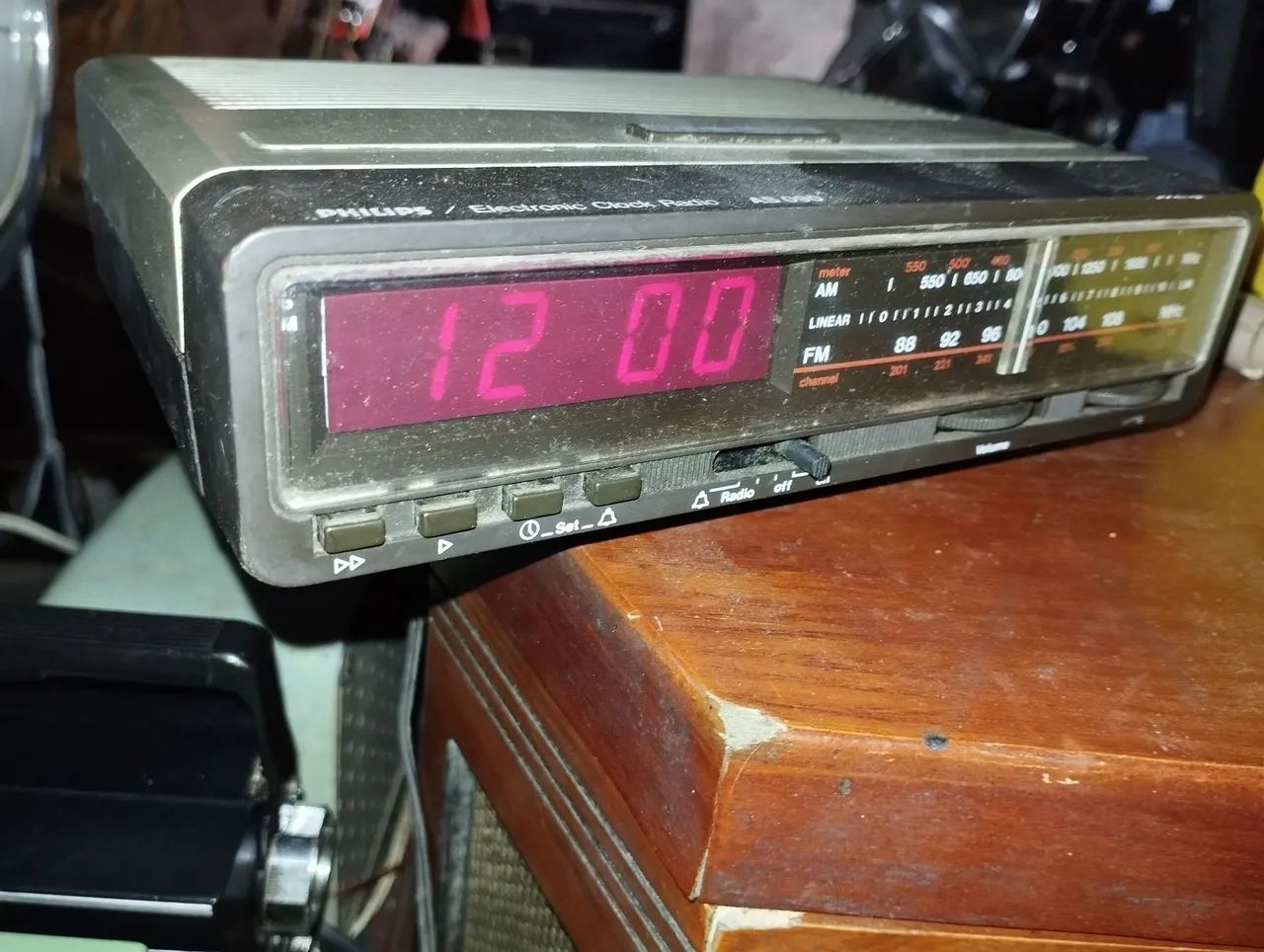 Rádio relógio despertador antigo Philips, funcionando. - Foto 5