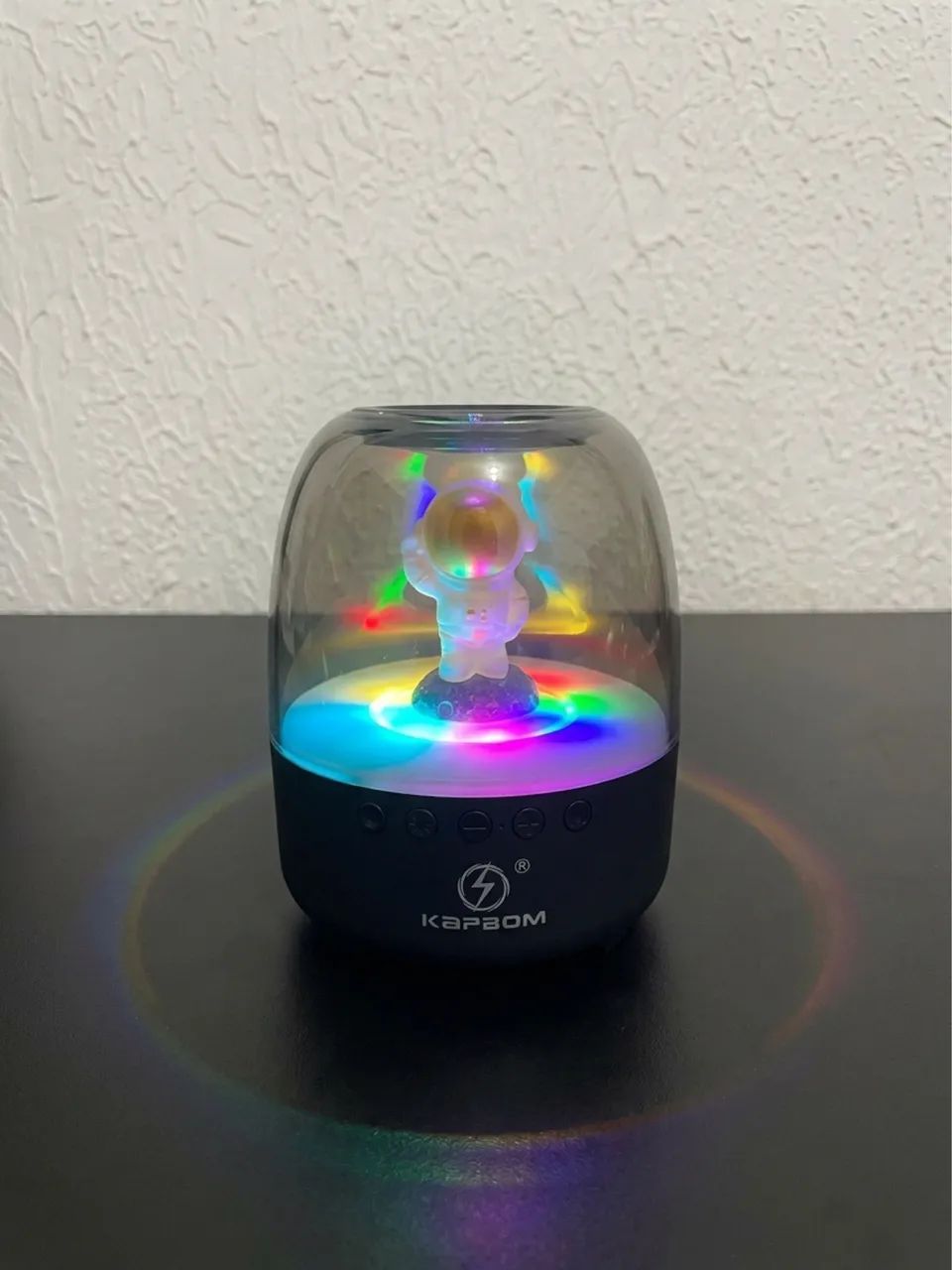 Caixa de Som Bluetooth Kapbom com Astronauta e Iluminação LED RGB - Foto 2