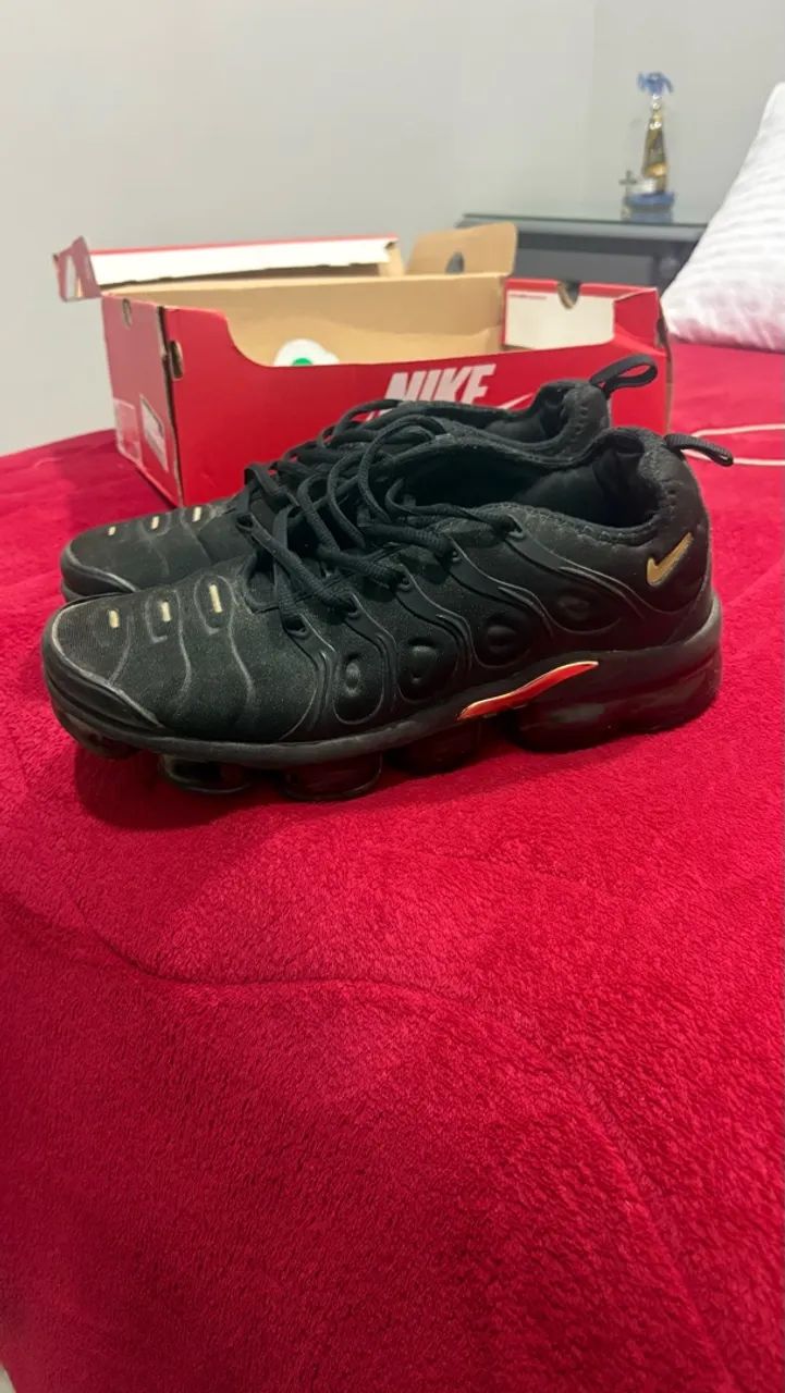 Tênis Nike vapor Max plus Vm preto e dourado - Foto 4
