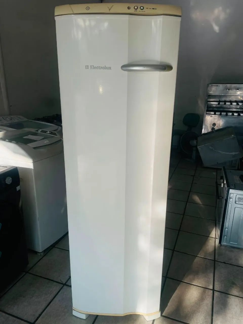 Freezer vertical Electrolux 203L