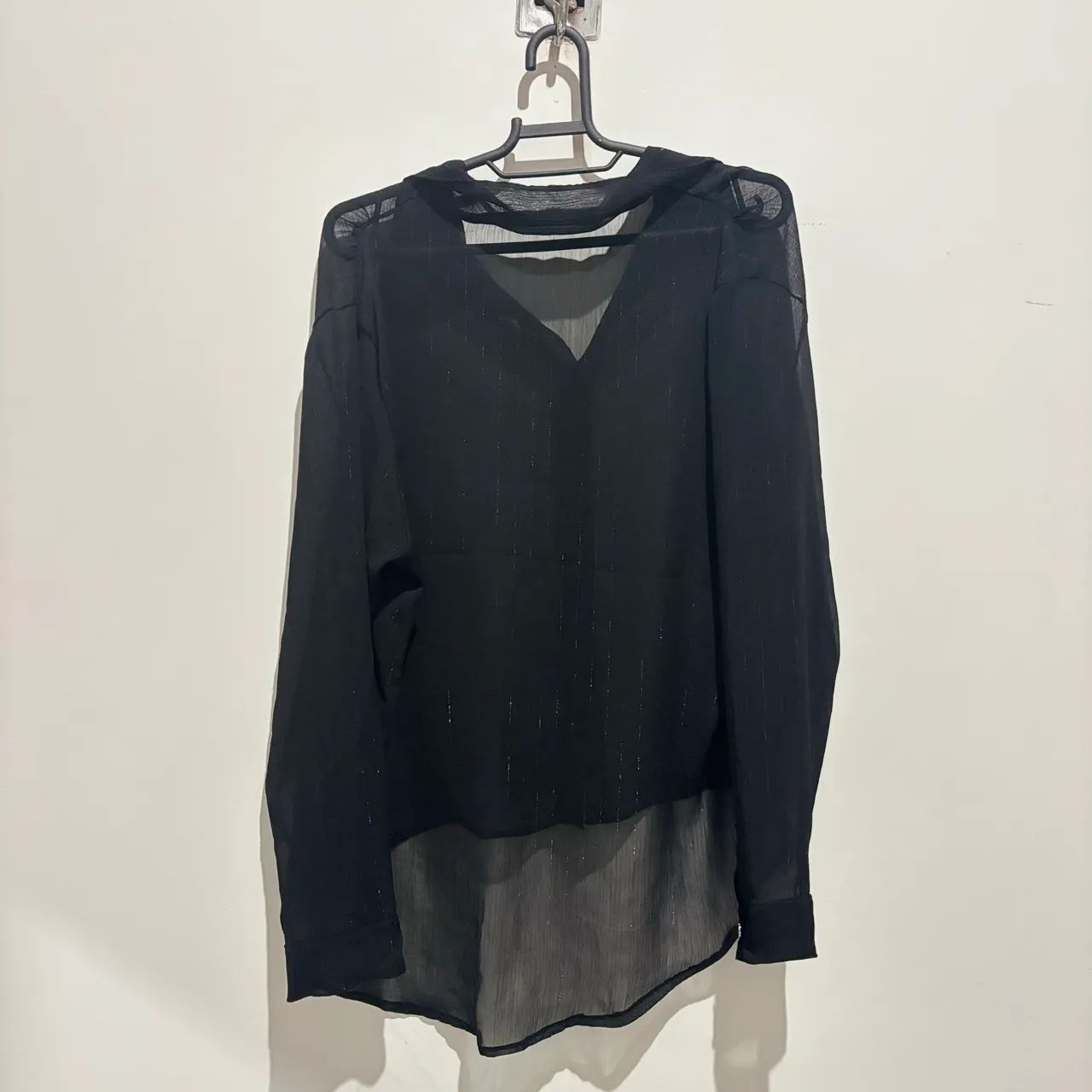 camisa de manga longa preta (usada) - Foto 2