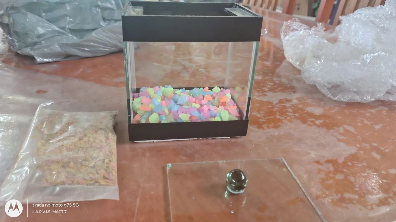 Aquário completo com pedras coloridas 
