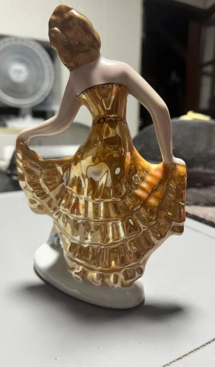 BELISSIMA E ANTIGA ESCULTURA, REPRESENTANDO DANÇARINA DE CAN CAN EM PORCELANA - Foto 4