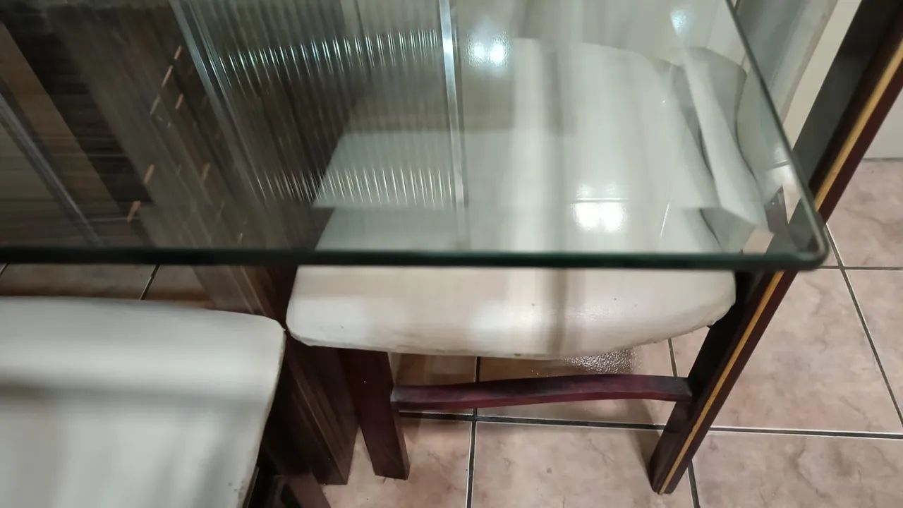Mesa com pé de madeira pura e vidro temperado com 4 cadeiras - Foto 2