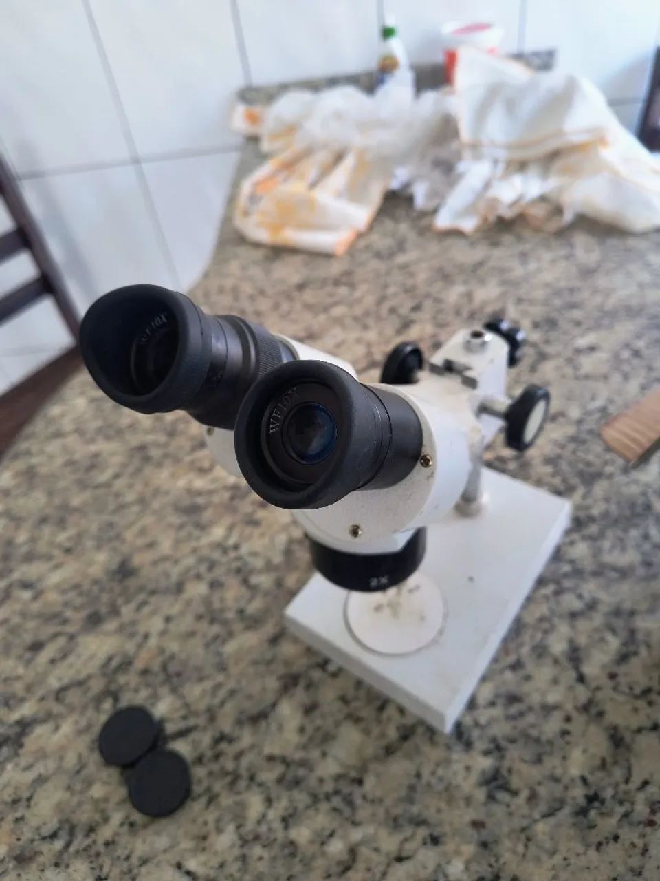 Microscópio binocular 