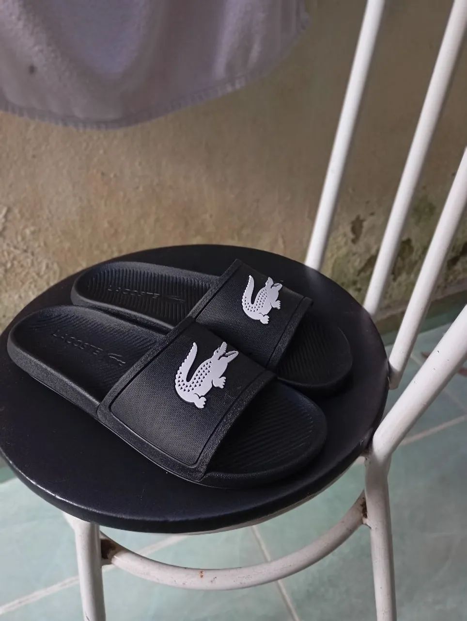 Chinelo Lacoste Croco Slide Preto, usado apenas uma vez. - Foto 2