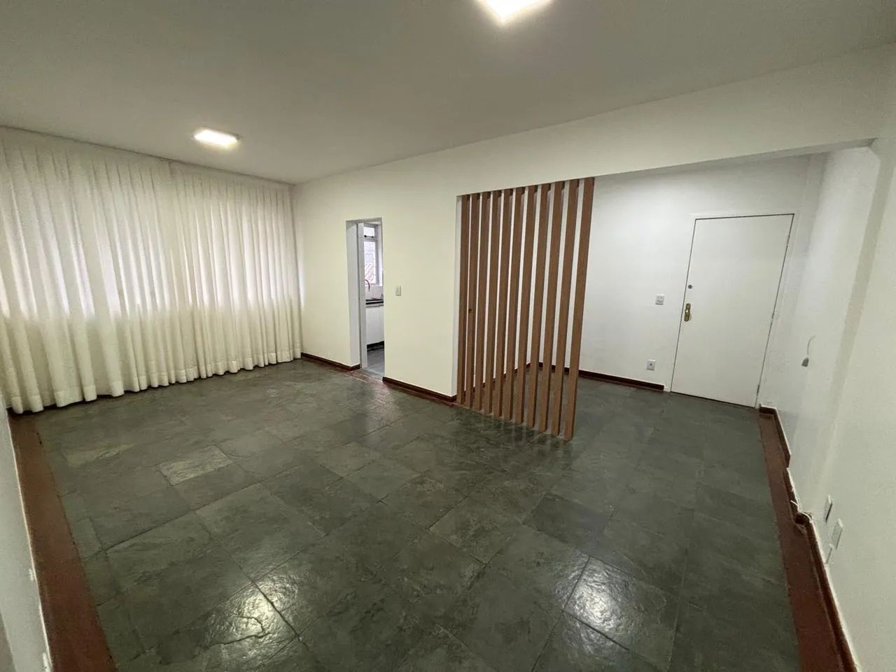 Apartamento 3 quartos sendo um suíte, com 1 vaga de garagem.