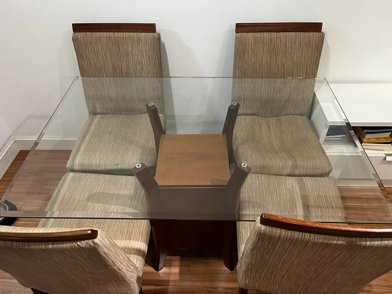 Mesa de jantar com 4 cadeiras