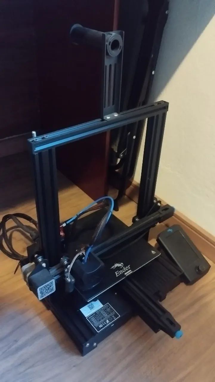 Impressora 3D Creality Ender 3v2 (com upgrades nas peças)