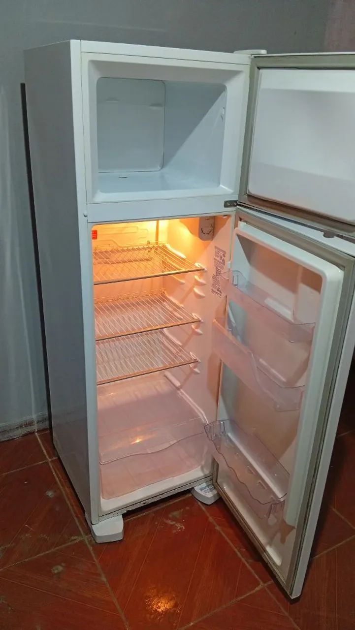 Geladeira Eletrolux semi nova  - Foto 2