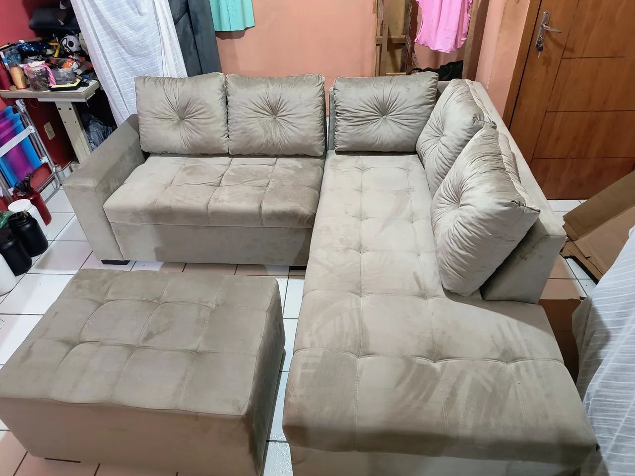 Sofá novo com chaise e puff - Foto 3