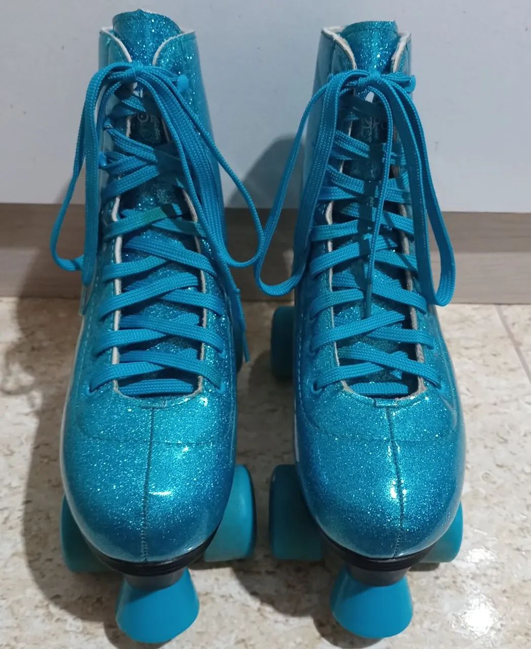 Patins azul, quatro rodas  - Foto 2