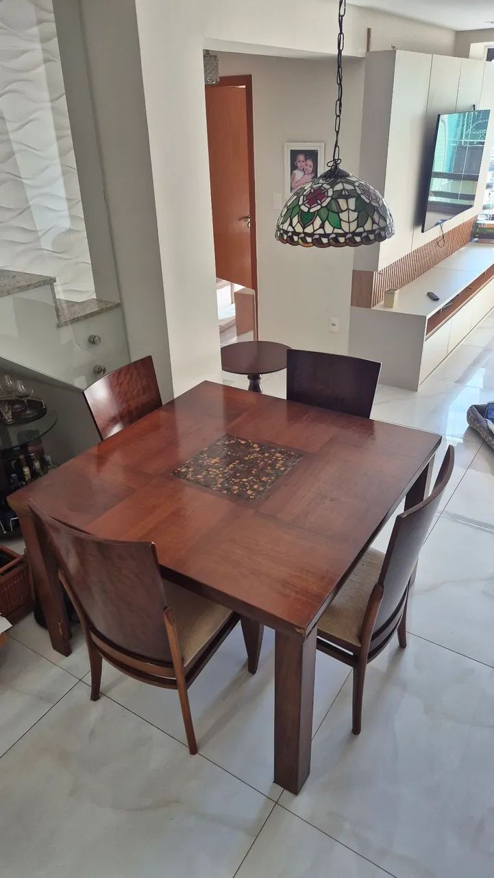 Mesa de madeira com 4 cadeiras