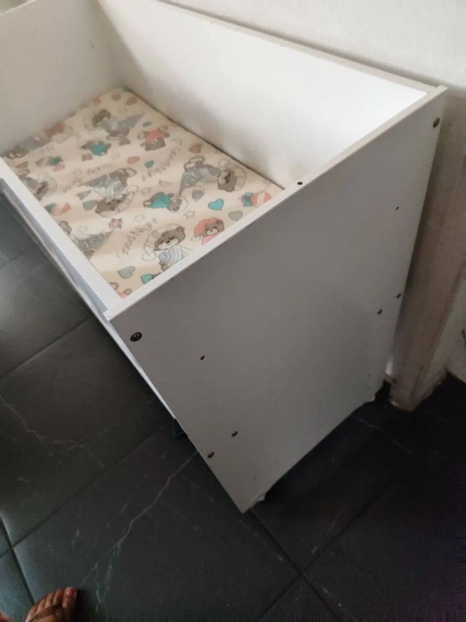 Mini berço que vira estante