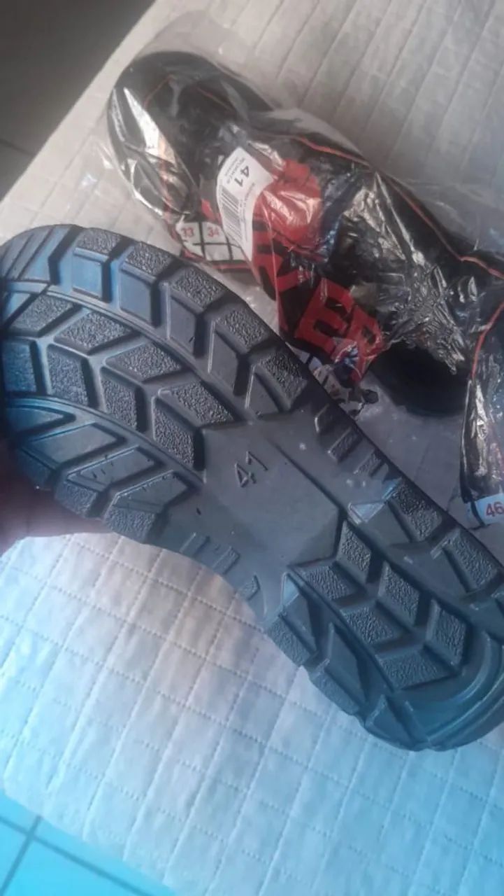 Vendo essa bota  nova valor  60 $