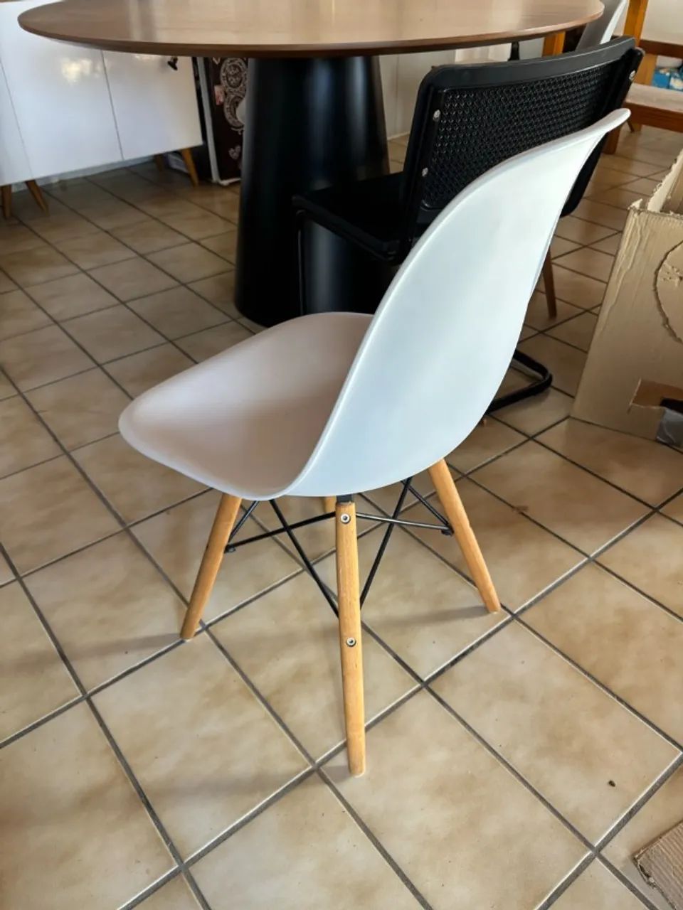 Conjunto 4 cadeiras brancas base de madeira estilo Eiffel Eames - Foto 2