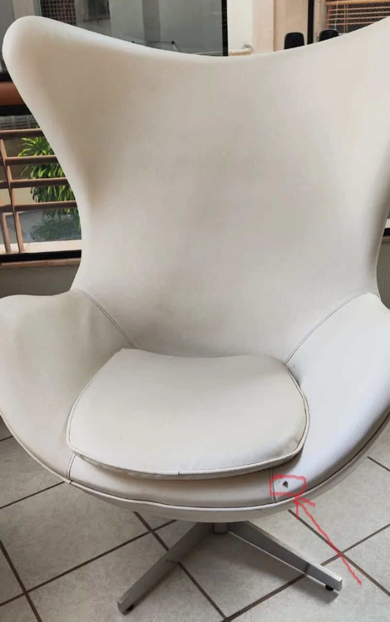 Poltrona Egg Giratória Branca - Design Clássico (Oportunidade)