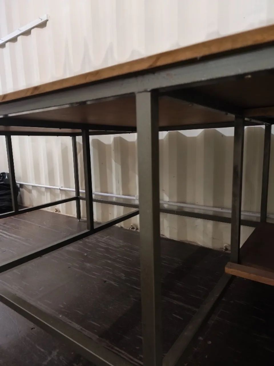 MESA COM ESTRUTURA EM FERRO E GAVETAS COM 1,33 X 2,75 (MTS) - Foto 2