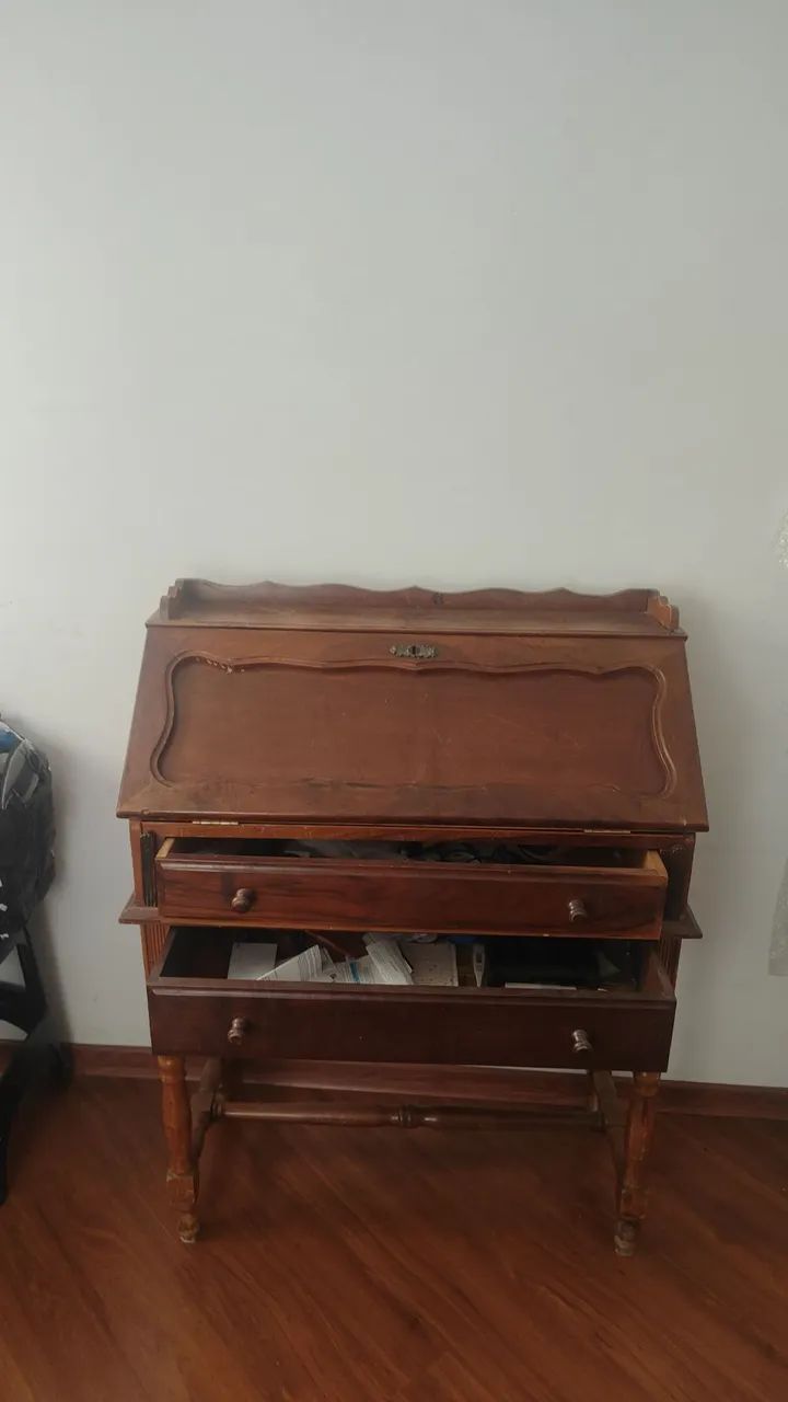 Escrivaninha antiga em perfeito estado.