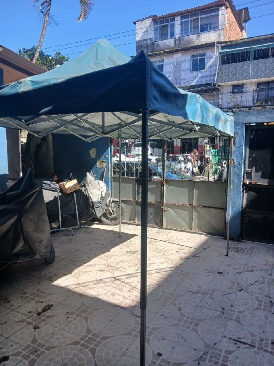 Tenda e manequins a venda