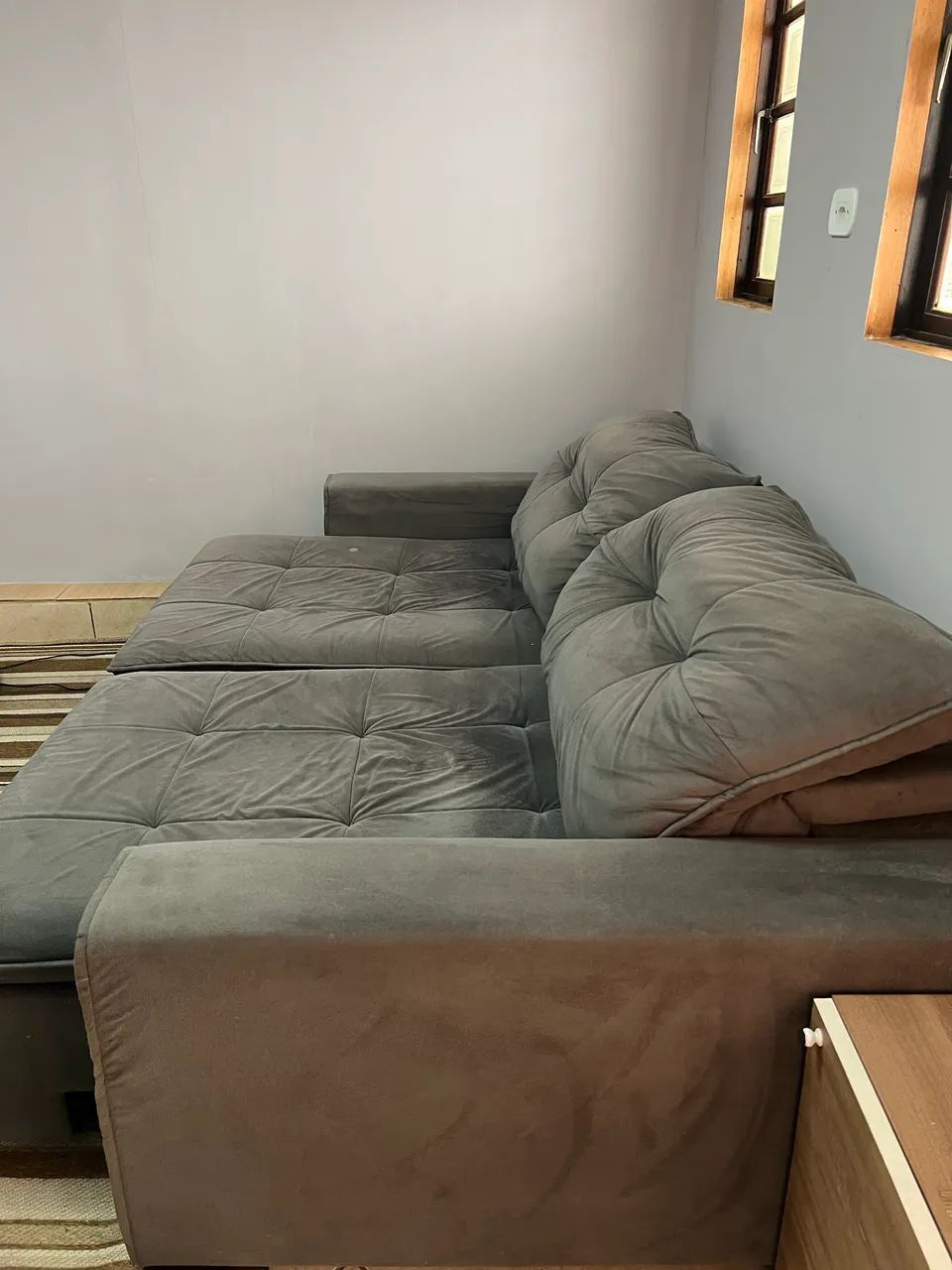 Sofá retrátil em suede - Foto 4