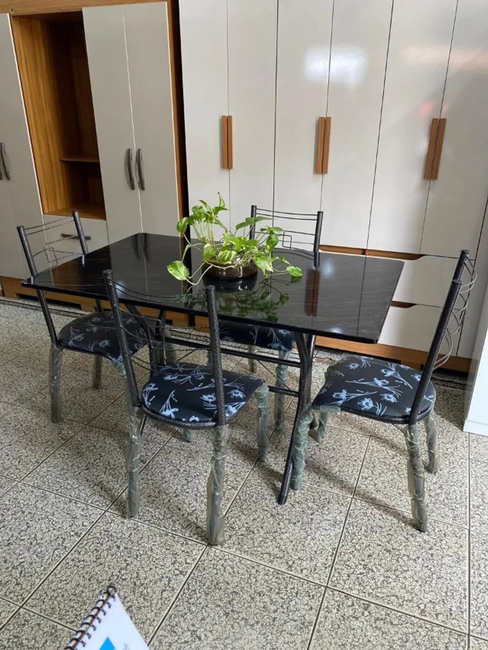 Mesa de Cozinha Marmorizada com 4 Cadeiras Nova, Entrego  - Foto 5