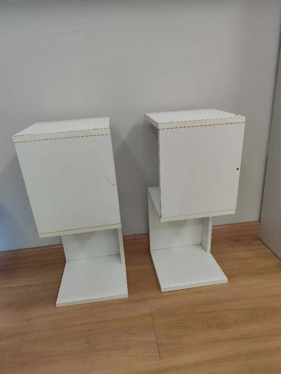 VENDENDO O PAR: nicho/mesa lateral de MDF branco - Foto 4