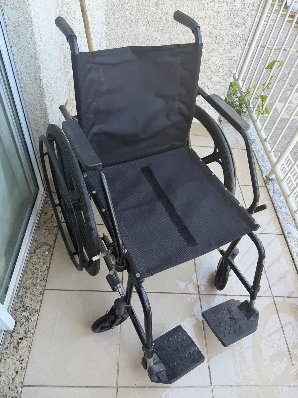 Cadeira de rodas semi nova  - Foto 2