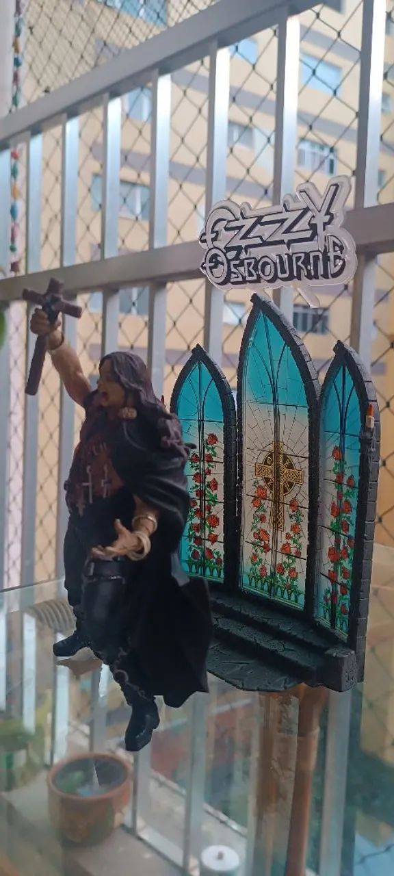 Ozzy Osbourne - boneco com colar, cruz e cenário  - Foto 3