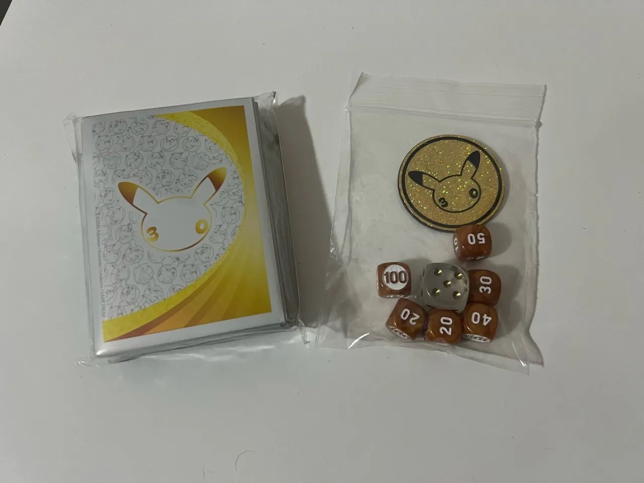 Sleeves e Dados coleção Pokemon 30 anos 