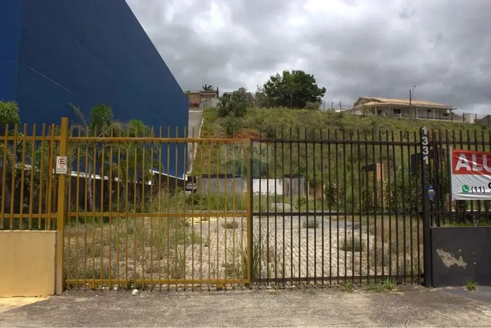 Terreno com 840m². Área livre.