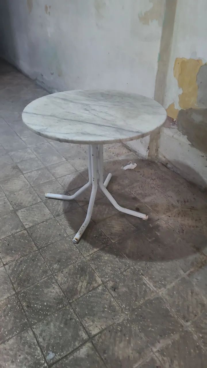 VENDO MESA COM BASE DE FERRO E TAMPO DE MÁRMORE  BRANCO
