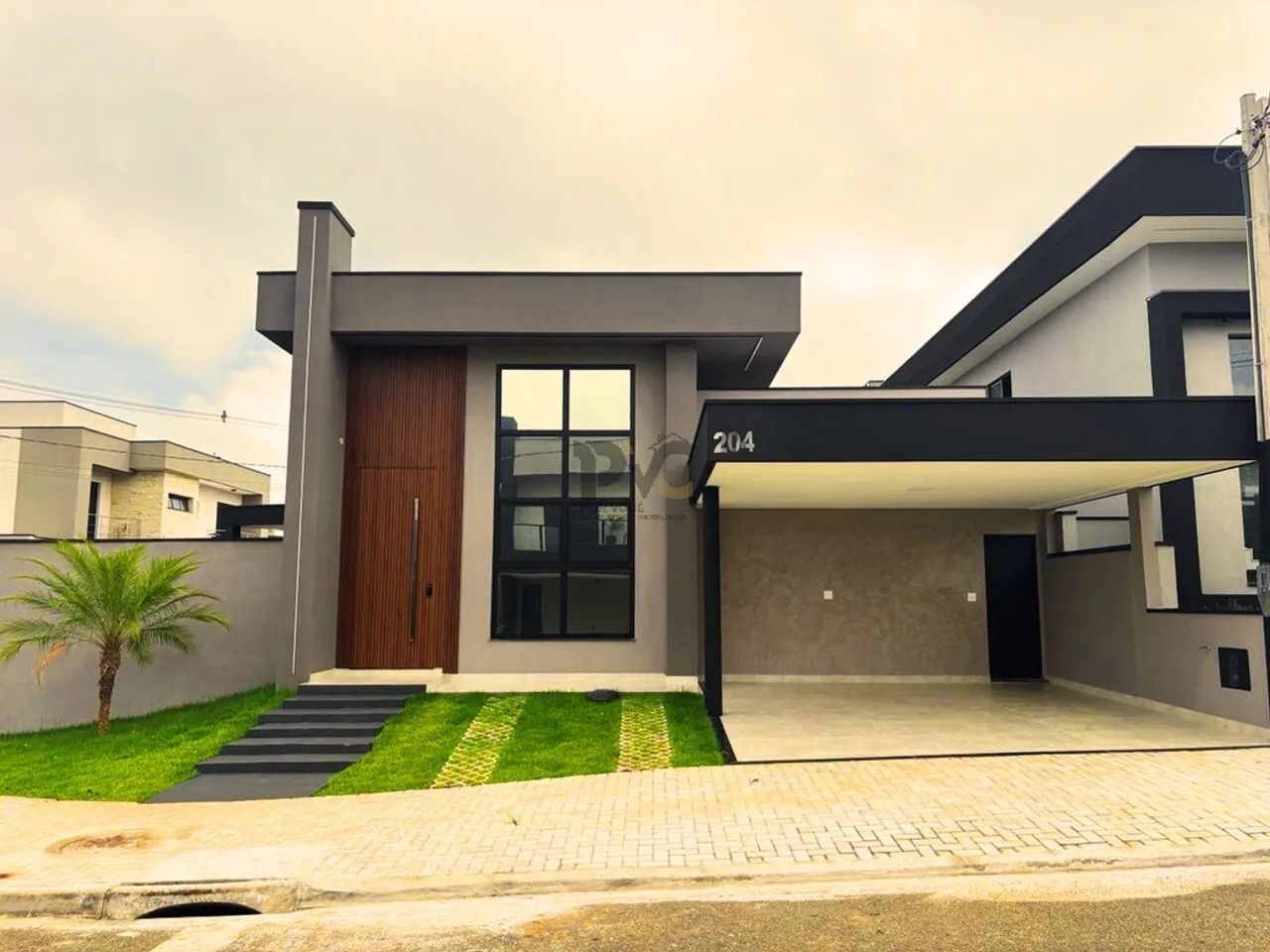Casa Terrea com Iluminação Natural e pé direito duplo de 4,6m
