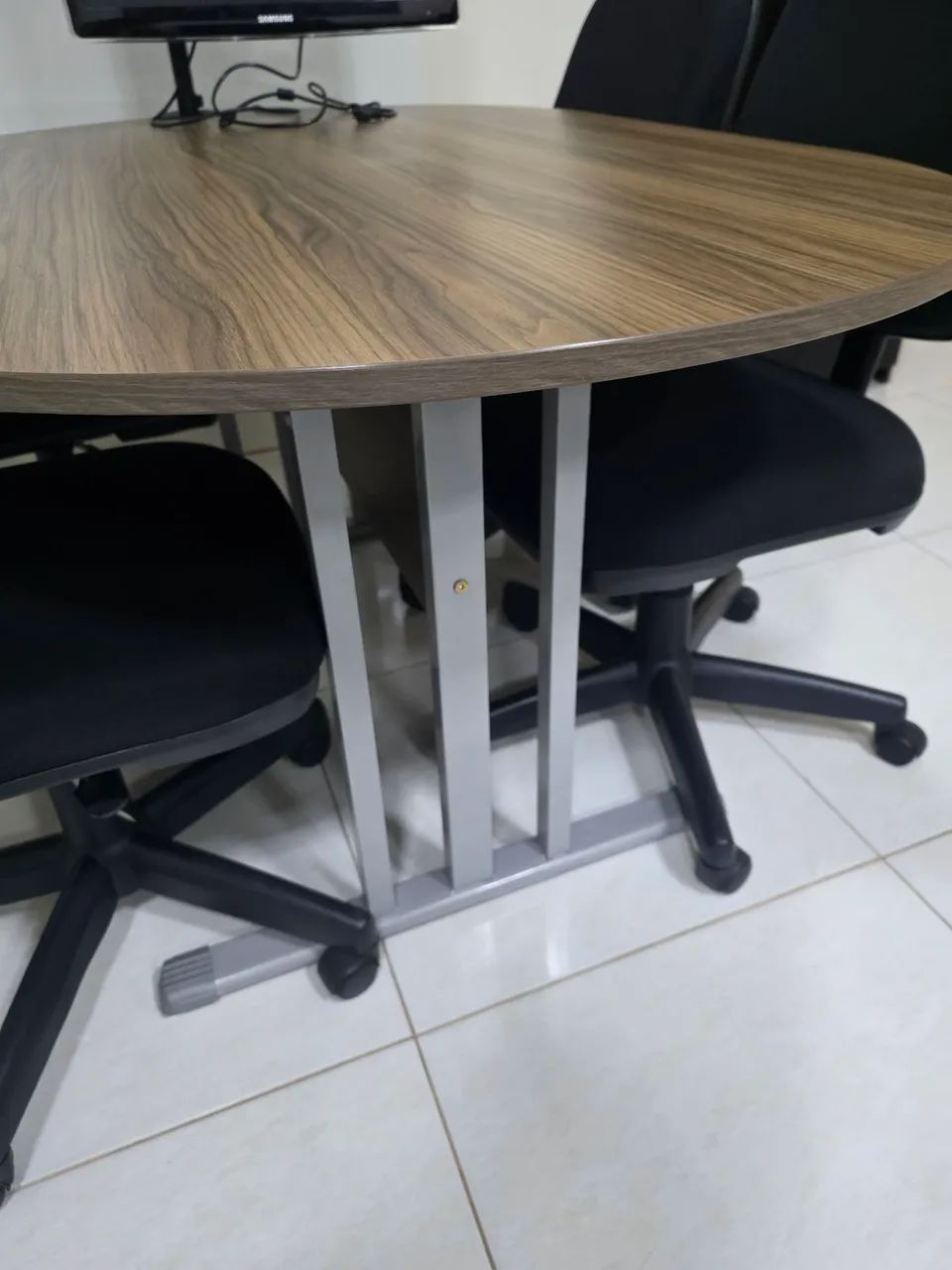 Mesa de reunião com 4 cadeiras acolchoadas. - Foto 3
