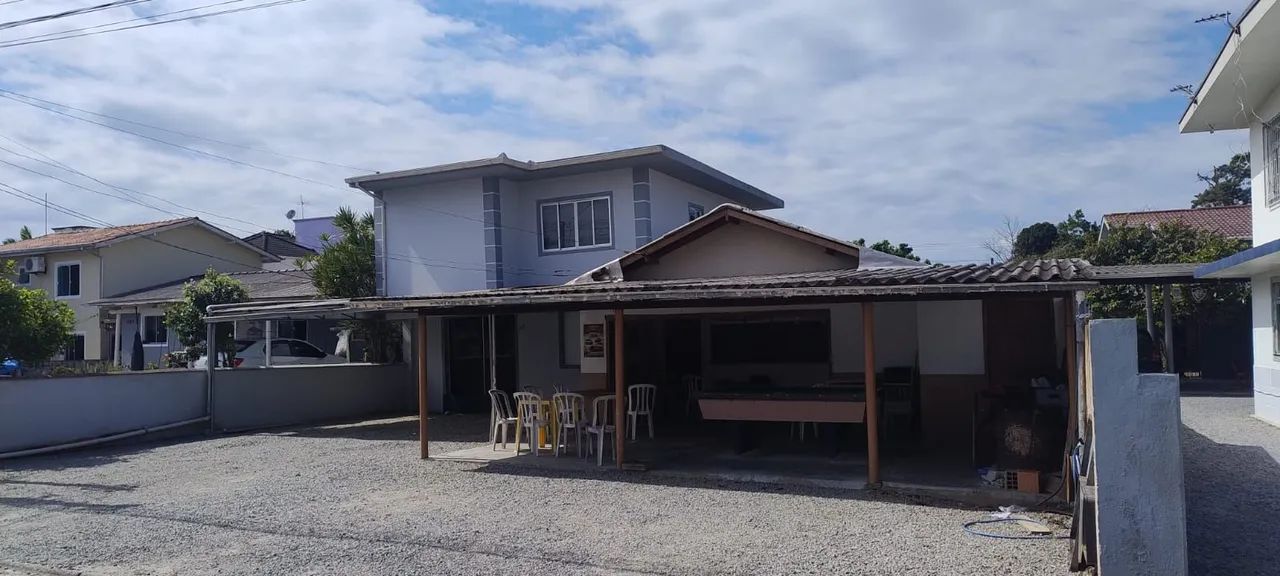 Vende-se Casa no bairro Aririu 