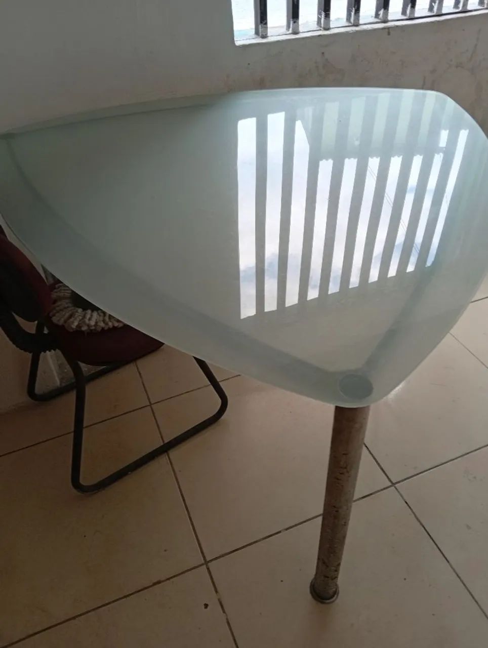 MESA TRIANGULAR VIDRO LAQUEADO. preço ocasião 280, pegar próximo metrô do Barro.  - Foto 3