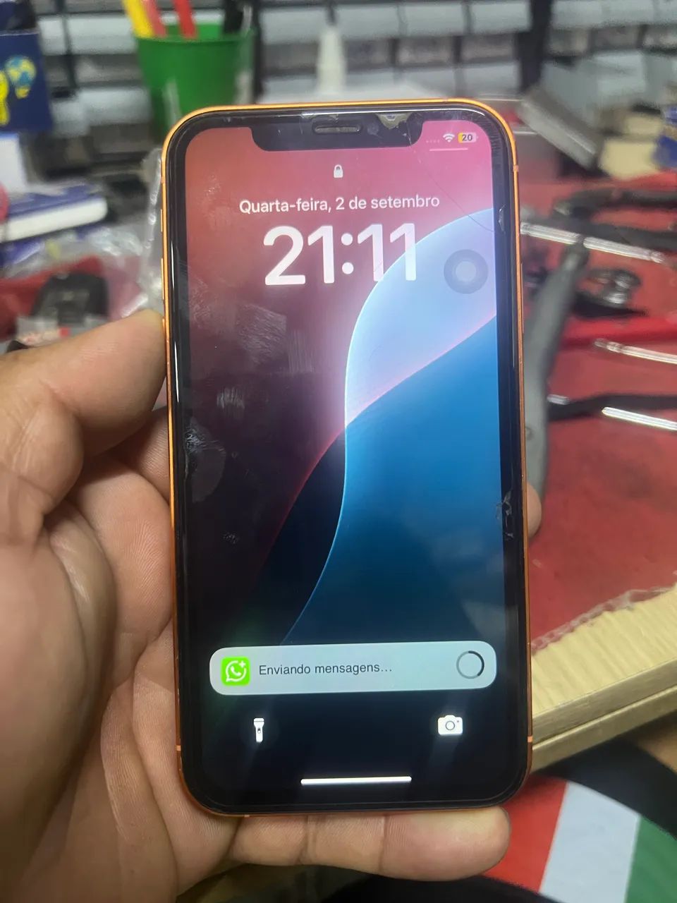 Vendo iPhone XR carcaça do 17?pro - Foto 2