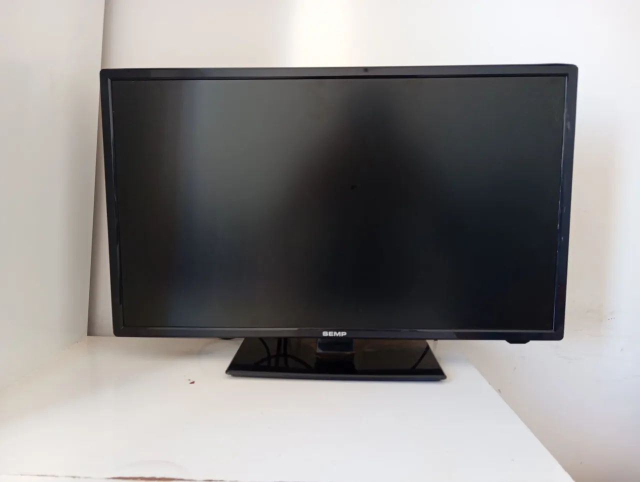 Televisão SEMP 34 polegadas semi nova com defeito apenas no áudio e um risco preto na tela