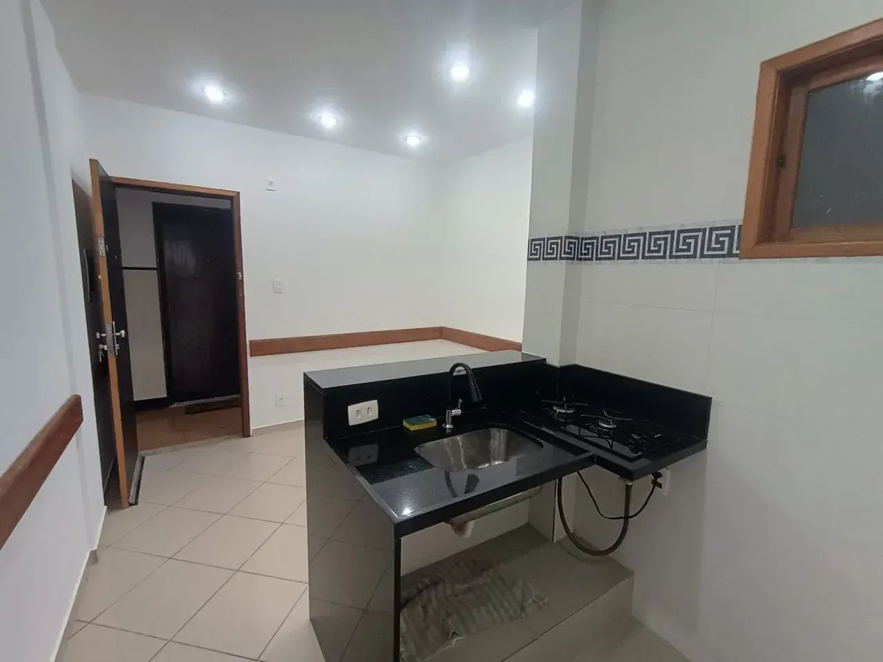 Sala pequena com cozinha/copa, banheiro e sala/quarto. - Foto 4