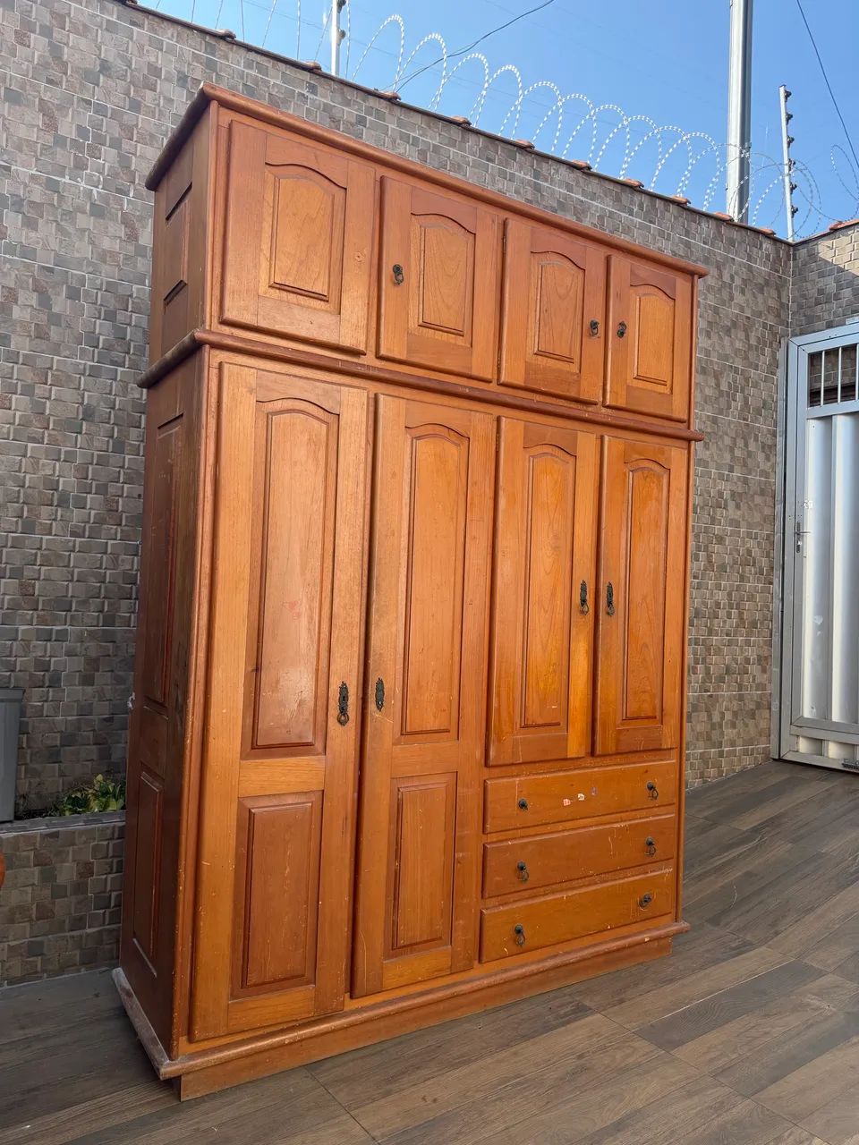 Guarda roupa de madeira 