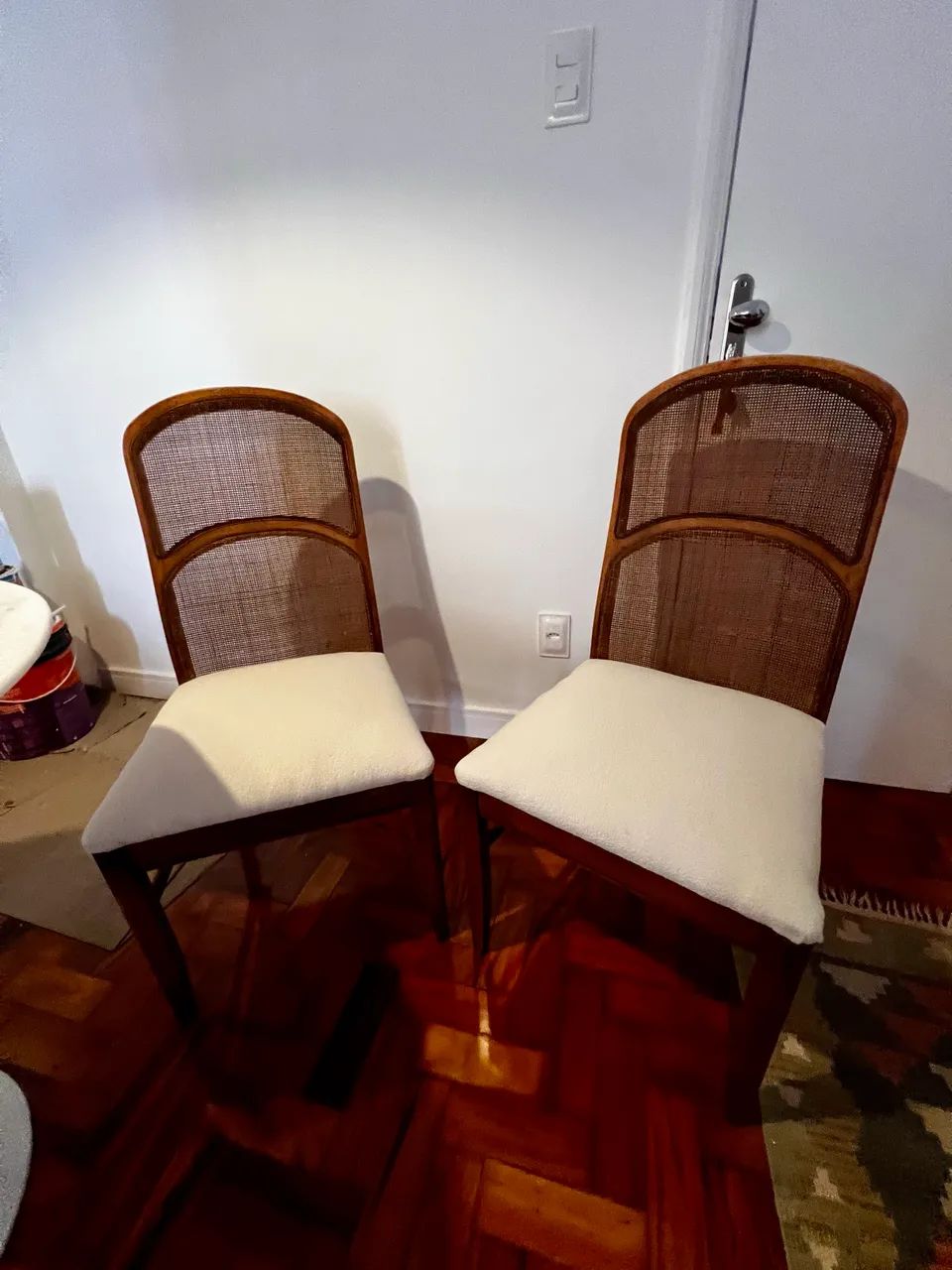 Conjunto de 2 lindas cadeiras madeira marfim  - Foto 3