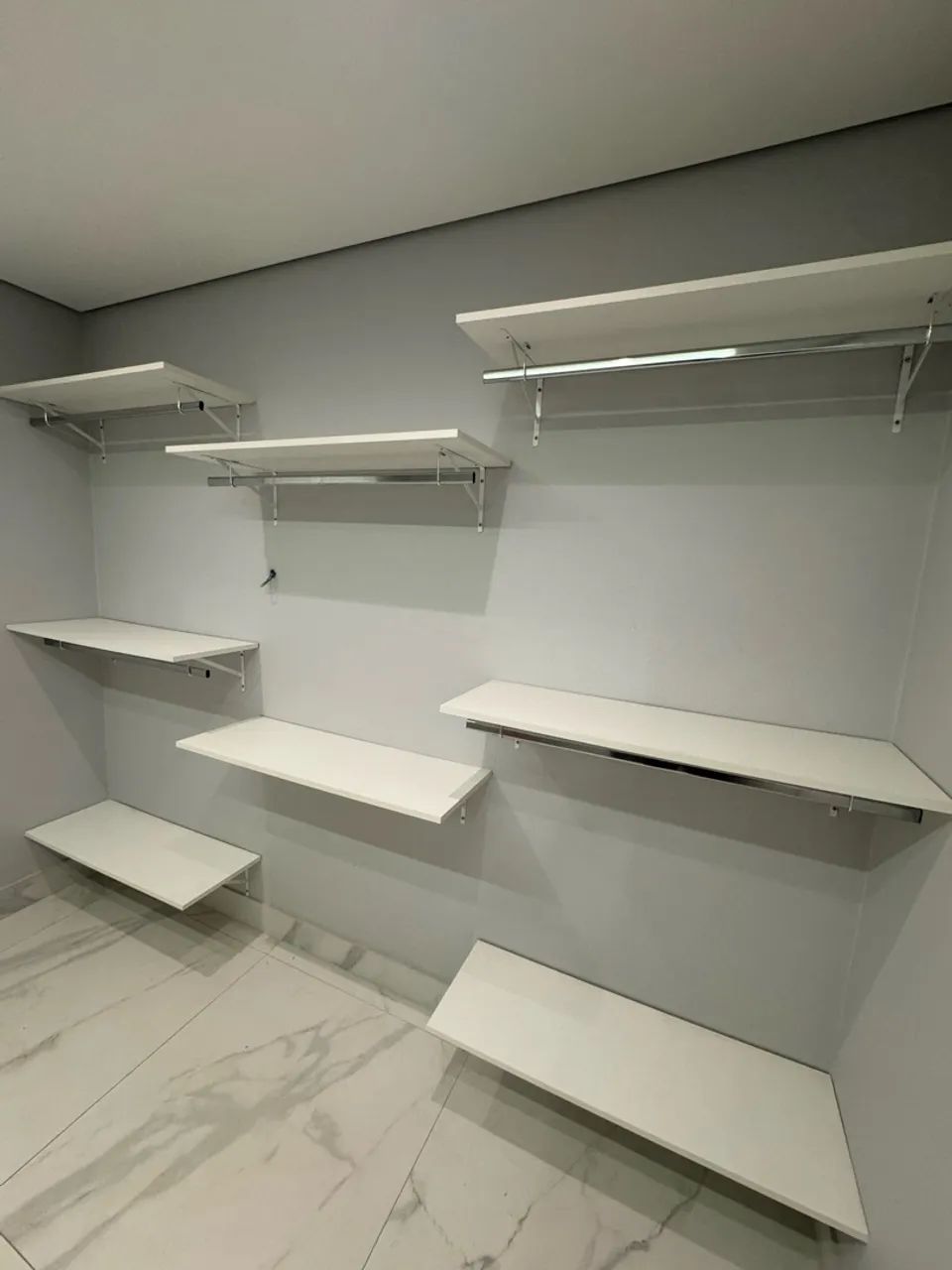 Vendo Kit com 10 Prateleiras com Cabideiro + 2 Gavetas  - Foto 2